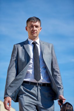 üst düzey iş adamı açık havada