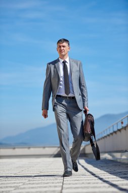 üst düzey iş adamı açık havada