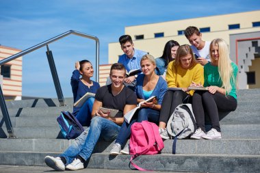 basamaklarında oturan dışında öğrenciler