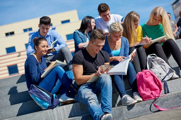 Studenci poza siedzący na schodach — Zdjęcie stockowe