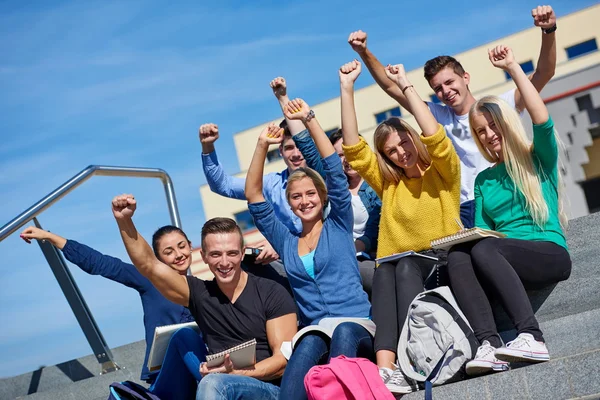 Studenti fuori seduti su gradini — Foto Stock