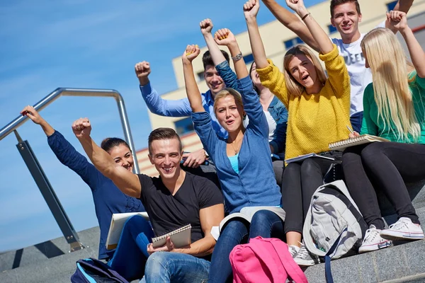 Studenten sitzen draußen auf Stufen — Stockfoto