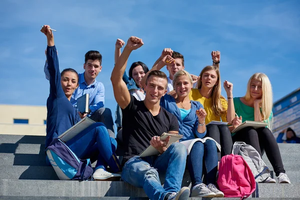 Studenci poza siedzący na schodach — Zdjęcie stockowe