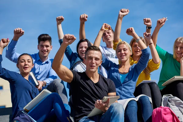 Estudiantes fuera sentados en escalones — Foto de Stock