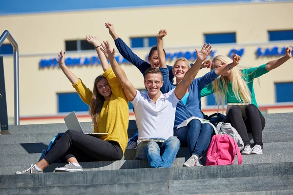 Studenti mimo sedí na schodech — Stock fotografie