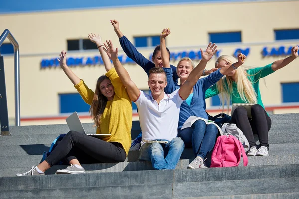 Studenci poza siedzący na schodach — Zdjęcie stockowe