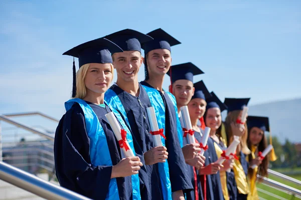 Jóvenes graduados estudiantes — Foto de Stock