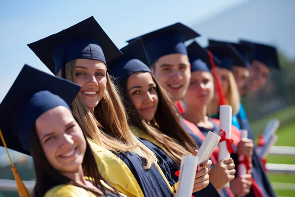 Jovens estudantes diplomados — Fotografia de Stock