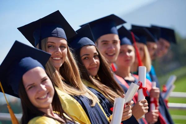 Giovani laureati studenti — Foto Stock