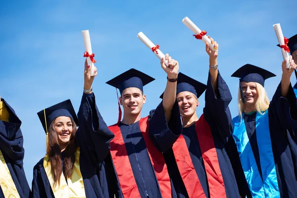 Groep van jonge afgestudeerden studenten — Stockfoto