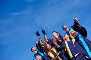 Öğrenciler lise mezunları