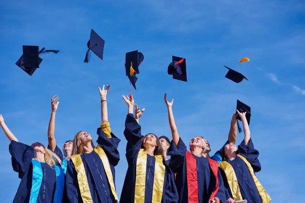 Gymnasiet utexaminerade studenter — Stockfoto