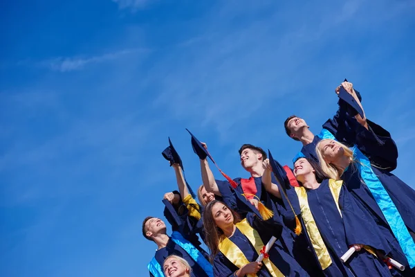 Estudiantes graduados de la escuela secundaria — Foto de Stock