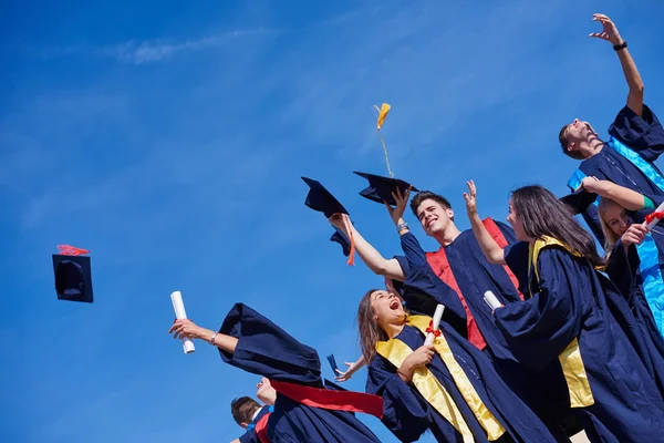 Middelbare school afgestudeerden studenten — Stockfoto