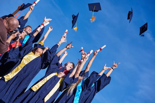 Gymnasiet utexaminerade studenter — Stockfoto