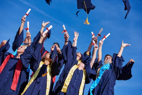 Alunos graduados do ensino médio — Fotografia de Stock