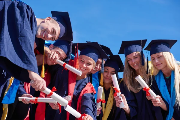 Jovens estudantes diplomados — Fotografia de Stock