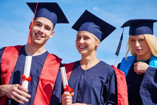 Jovens estudantes diplomados — Fotografia de Stock