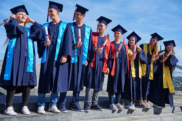 Jonge afgestudeerden studenten — Stockfoto