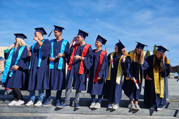 Jonge afgestudeerden studenten — Stockfoto