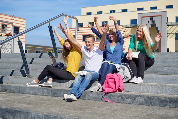 Studenti fuori seduti su gradini — Foto Stock