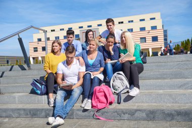 basamaklarında oturan dışında öğrenciler