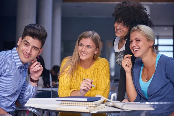 Grupp av studenter som studerar — Stockfoto