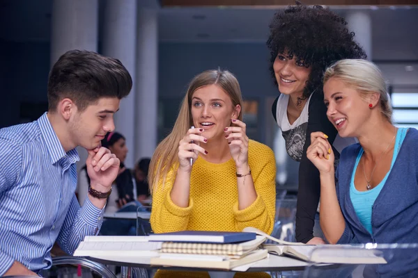 Studenten groep studie — Stockfoto