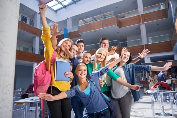 Grupp elever i klassrummet — Stockfoto