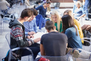 sınıftaki bir grup öğrenci