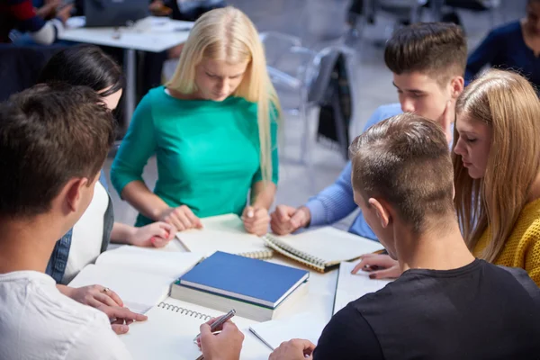 Groupe d'étudiants en classe — Photo