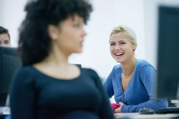 Skupina studentů ve třídě — Stock fotografie