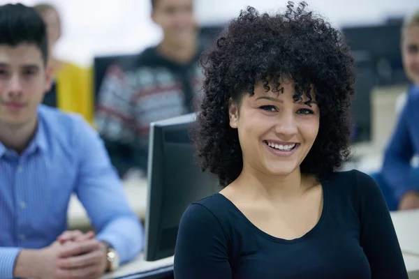 Porträtt av ung kvinnlig student — Stockfoto