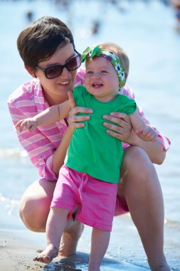 Anne ve bebek plajda