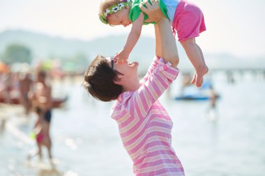 Anne ve bebek plajda