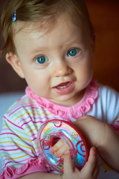 Bebê brincando com brinquedo em casa — Fotografia de Stock