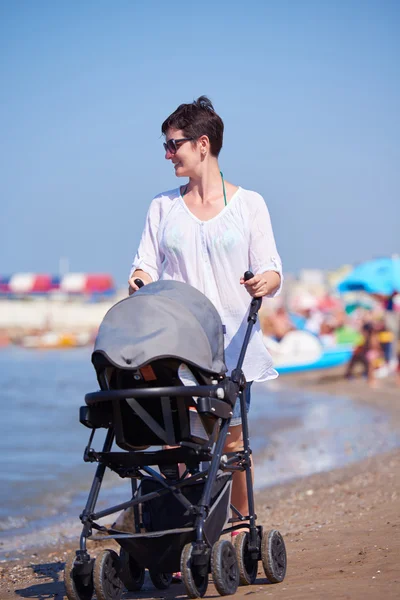 Mãe andando na praia — Fotografia de Stock