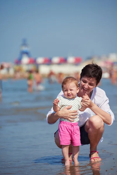 Mamma och baby på stranden — Stockfoto