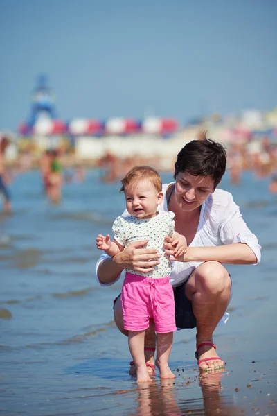 Mamma och baby på stranden — Stockfoto