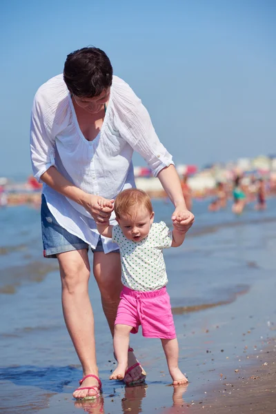 Mãe e bebê na praia — Fotografia de Stock