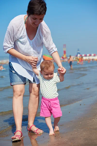 Mãe e bebê na praia — Fotografia de Stock