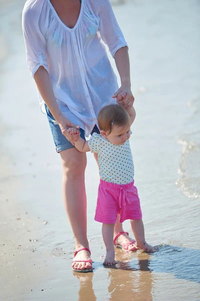 Mamá y bebé en la playa — Foto de Stock