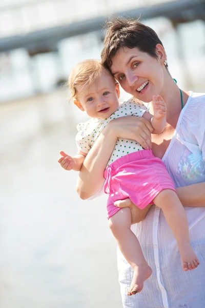 Mãe e bebê na praia — Fotografia de Stock