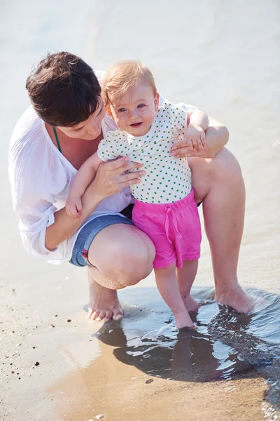 Mamma och baby på stranden — Stockfoto