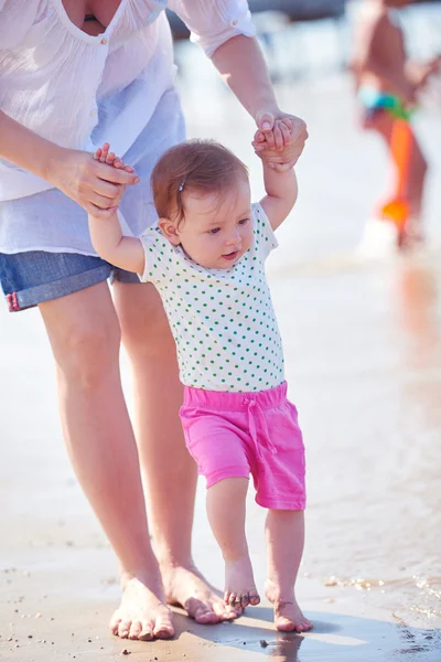 Moeder en baby op strand — Stockfoto