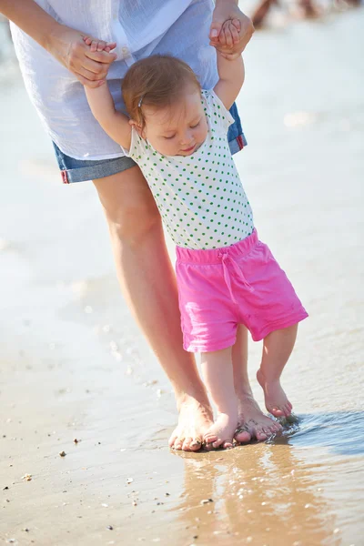 Mom and baby on beach — Stock Photo, Image