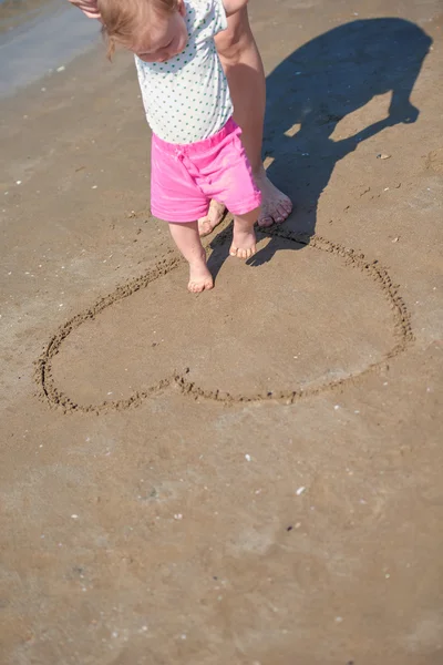 Mom and baby on beach — Stock Photo, Image