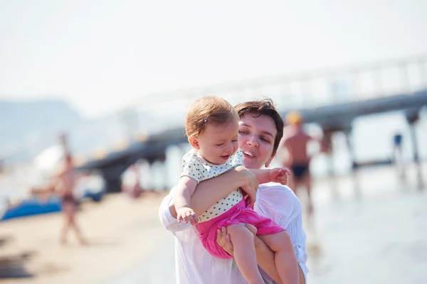 Mama i dziecko na plaży — Zdjęcie stockowe