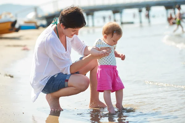 Mamma och baby på stranden — Stockfoto