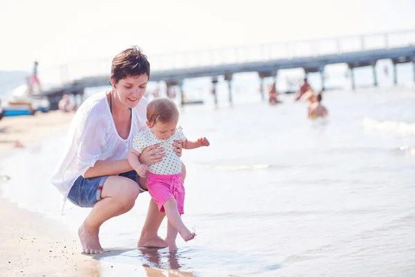 Mama i dziecko na plaży — Zdjęcie stockowe